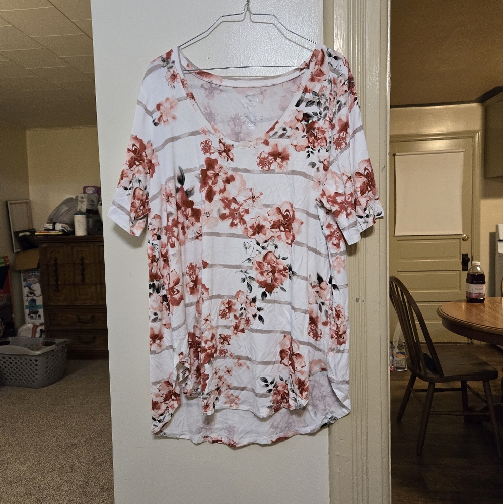 Brand New!! New Maurices soft & stretchy white & pink floral top size XL